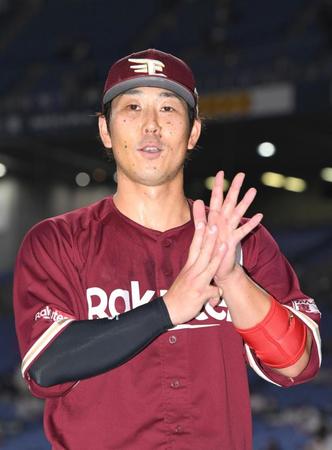 　８連勝を飾り、お立ち台で「８」を表現する鈴木大（撮影・北村雅宏）