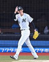 　１回、左翼手の菅野が好返球。笑顔を見せる佐々木朗（撮影・堀内翔）