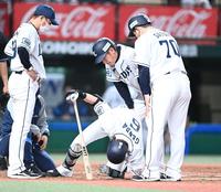 　３回、自打球が足に当たり倒れ込む源田（撮影・高石航平）