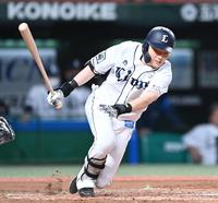 　３回、自打球が足に当たり倒れ込む源田（撮影・高石航平）