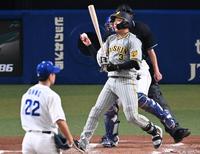 　５回、空振り三振に倒れる大山（撮影・田中太一）