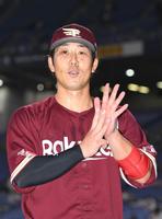 　８連勝を飾り、お立ち台で「８」を表現する鈴木大（撮影・北村雅宏）