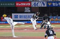 　３回、空振り三振に倒れる柳田（撮影・堀内翔）