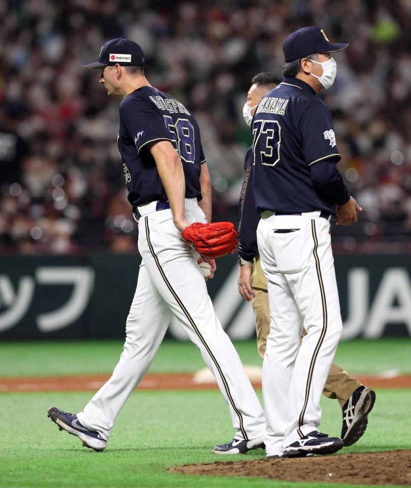 　６回、降板するワゲスパック（左）