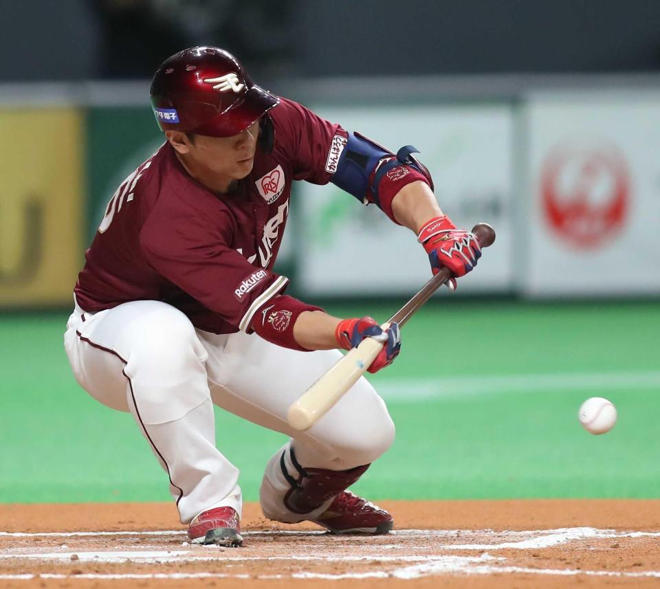 　６回、１死一、三塁でスクイズを決める炭谷