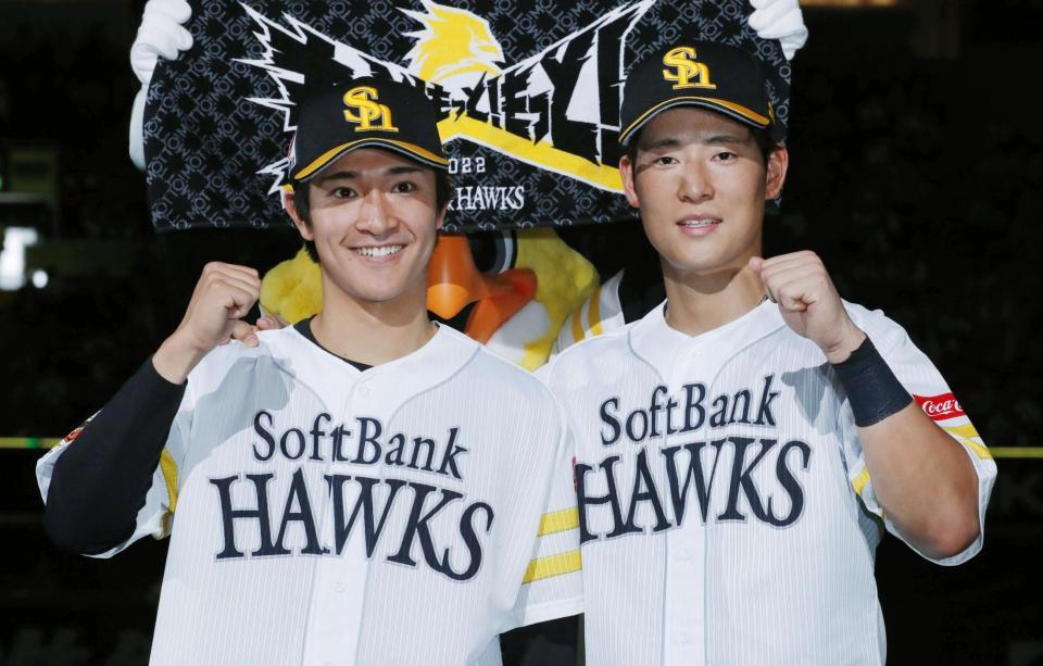 　オリックスに勝利し、ポーズをとるソフトバンクの柳町（左）と上林