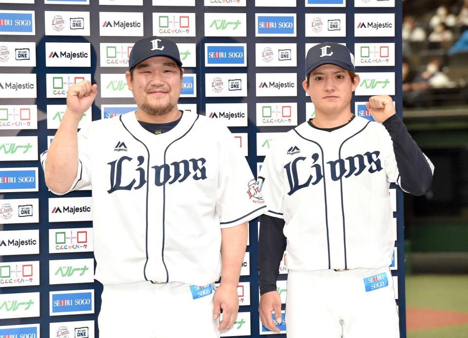 　お立ち台で笑顔を見せる中村剛（左）と与座（撮影・佐藤厚）