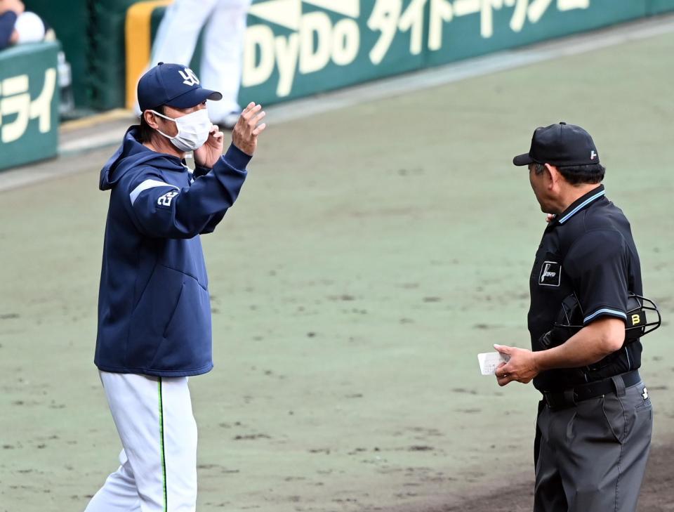 　９回、高津監督は佐藤輝の申告敬遠を真鍋球審に告げる（撮影・山口登）