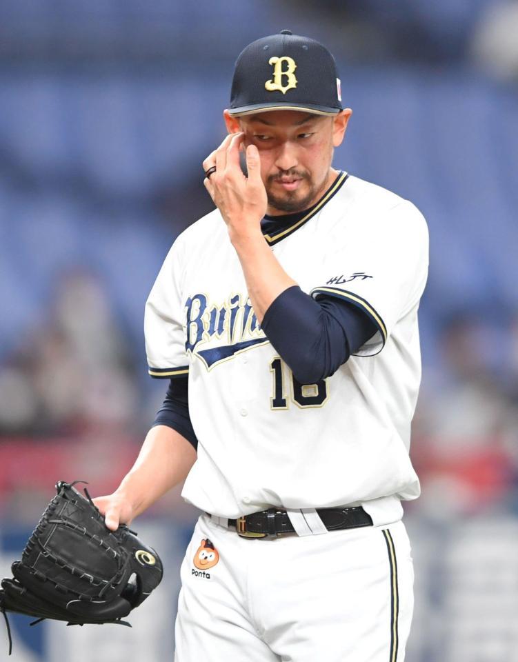 　９回、勝ち越しを許し、ガックリとベンチに戻る平野佳（撮影・北村雅宏）