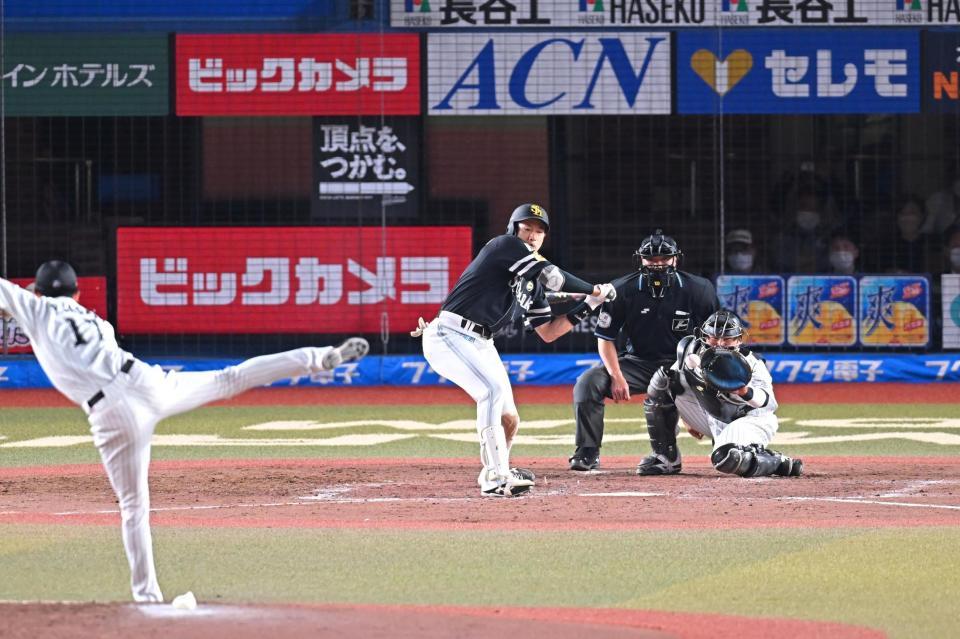 　５回、見逃し三振に倒れる柳田（投手・佐々木朗）＝撮影・堀内翔