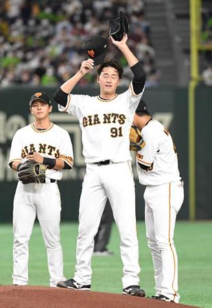 　３回途中、６安打５失点で降板する堀田（中）＝撮影・佐藤厚