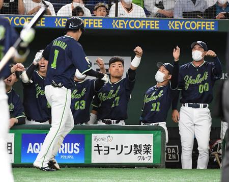 　１回、山田は左越えに先制２ランを放ち、ナインに迎えられる（撮影・佐藤厚）