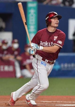 　７回、２点適時二塁打を放つ島内（撮影・神子素慎一）