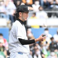 　３回、ソフトバンク打線につかまり渋い表情の石川（撮影・金田祐二）