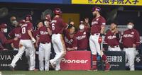 　８回、追加点に盛り上がる楽天ベンチ（撮影・神子素慎一）