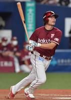 　７回、２点適時二塁打を放つ島内（撮影・神子素慎一）