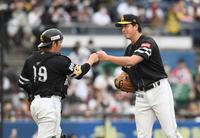 　プロ入り初完封勝利に甲斐とグータッチで笑顔の大関（撮影・金田祐二）