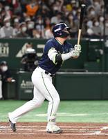 　３回、村上は右越えに２日連続の９号満塁本塁打を放つ（撮影・佐藤厚）