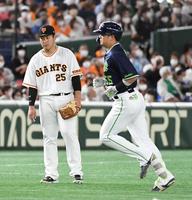 　３回、村上は右越えに９号満塁本塁打を放ち、岡本和（左）の前をゆっくりと走って本塁へ向かう（撮影・佐藤厚）