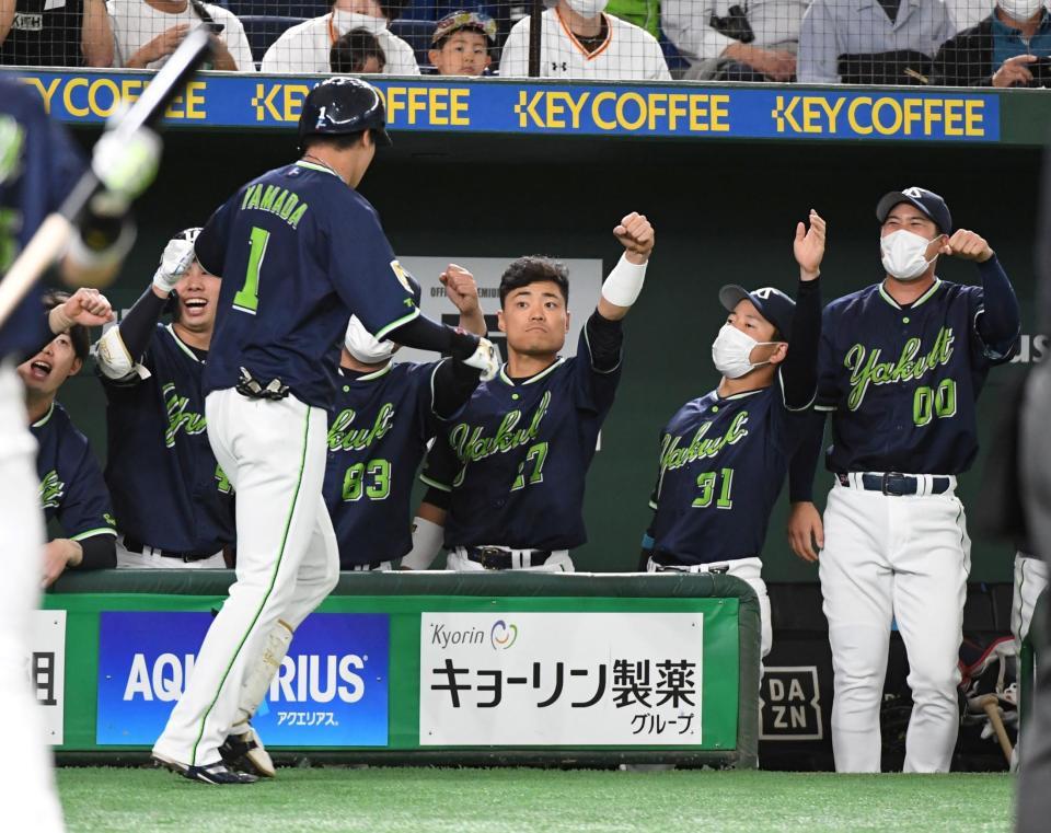　１回、山田は左越えに先制２ランを放ち、ナインに迎えられる（撮影・佐藤厚）