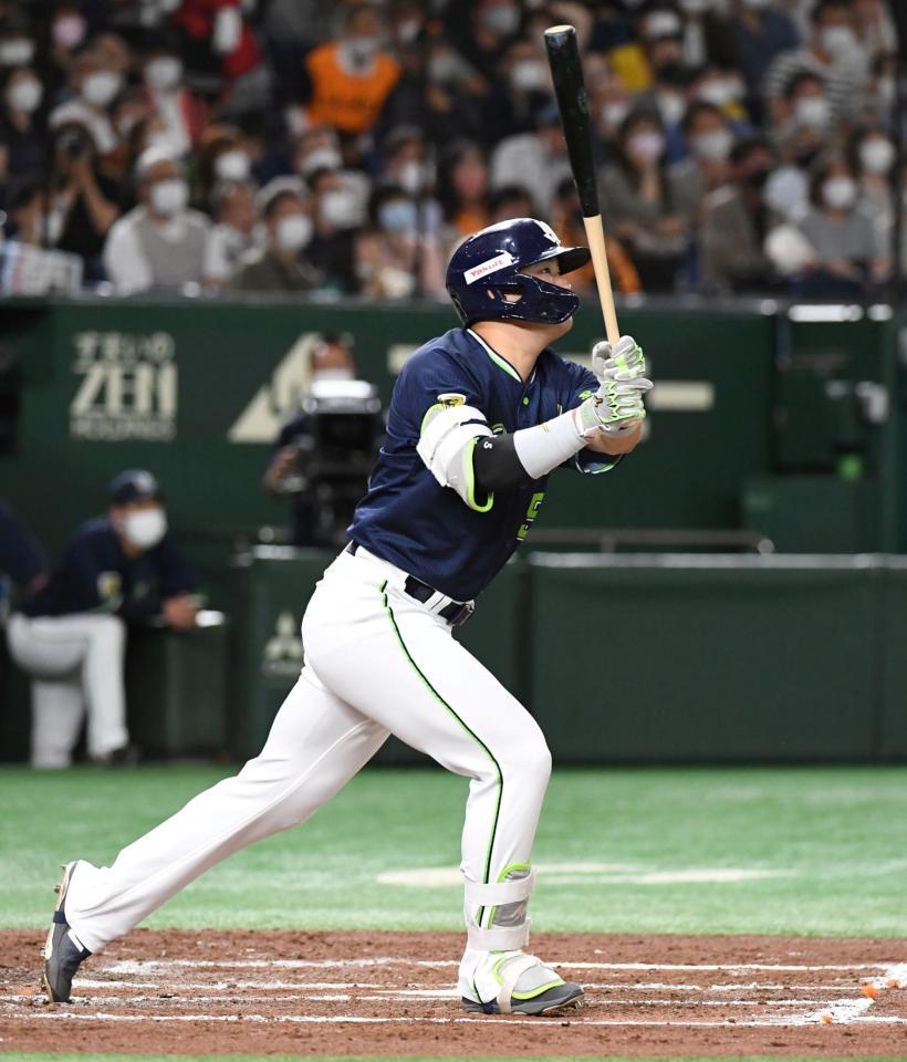 ３回、村上は右越えに２日連続の９号満塁本塁打を放つ（撮影・佐藤厚）