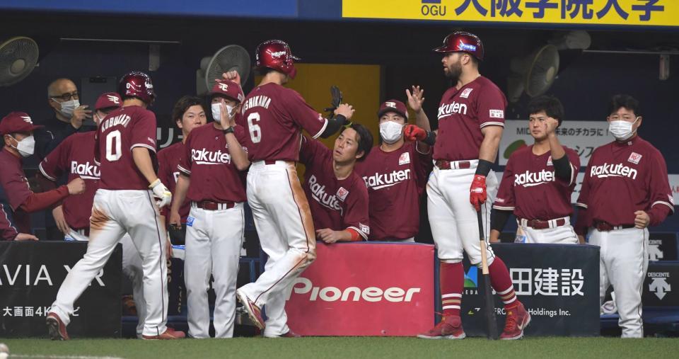 　８回、追加点に盛り上がる楽天ベンチ（撮影・神子素慎一）