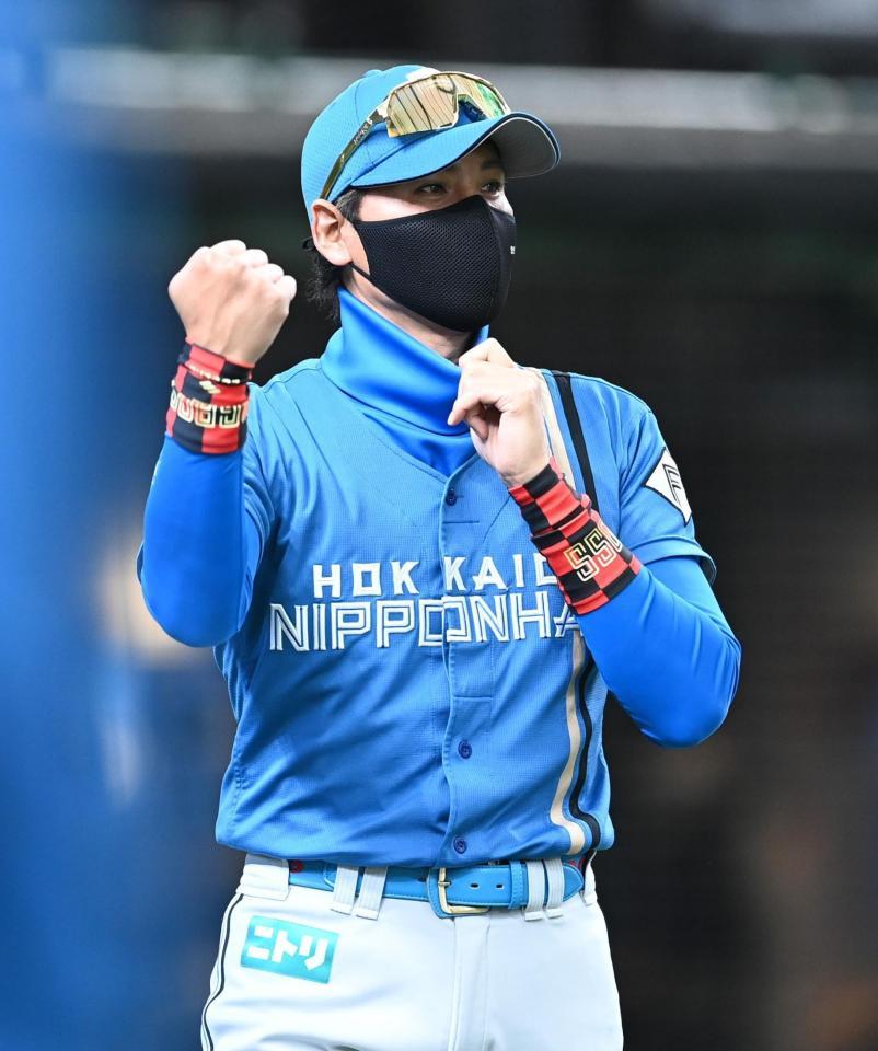 　６回、逆転に成功し拳を握る新庄ビッグボス（撮影・高石航平）