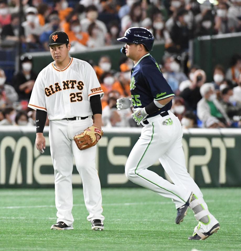 　３回、村上は右越えに９号満塁本塁打を放ち、岡本和（左）の前をゆっくりと走って本塁へ向かう（撮影・佐藤厚）