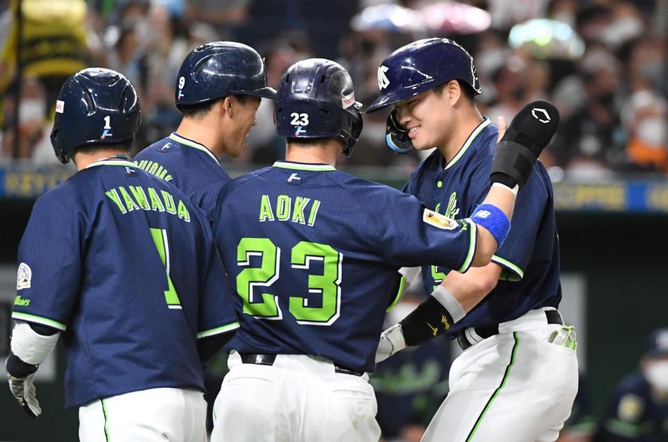 　３回、村上（右）は右越えに９号満塁本塁打を放ち、（左から）山田、塩見、青木に迎えられる（撮影・佐藤厚）