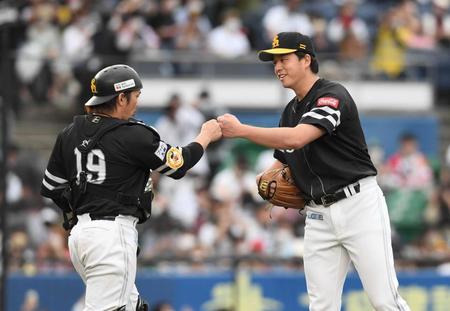 　プロ入り初完封勝利に甲斐（左）とグータッチで笑顔の大関（撮影・金田祐二）