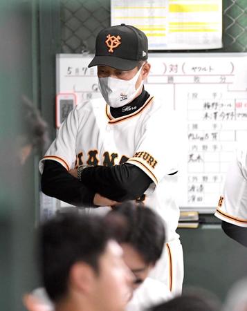 　首位陥落に浮かない表情の原監督