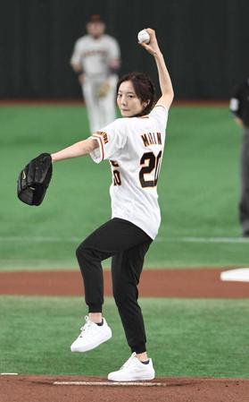 　　華麗なフォームで投球する本田真凜（撮影・佐藤厚）