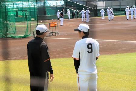 　２軍に合流し、川相ファーム総監督（左）と言葉を交わす松原