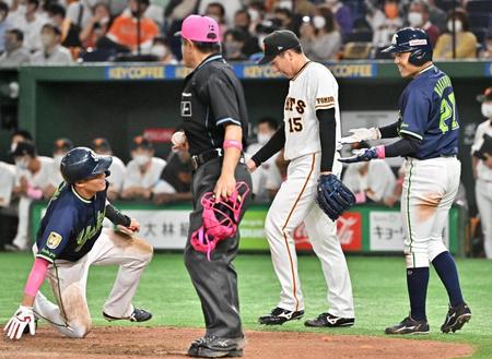 　９回、山崎に２点二塁打を許した大勢（中央）