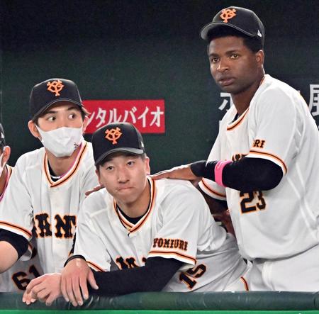 　９回、逆転を許した大勢（中央）はベンチに戻りポランコ（右）になぐさめられる＝東京ドーム