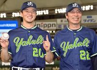 　プロ初勝利を挙げ、高津監督（右）に祝福されて満面の笑顔を見せる木沢