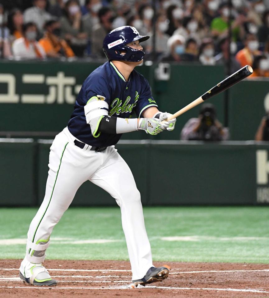 　３回、村上は右越えに２日連続の９号満塁本塁打を放つ（撮影・佐藤厚）