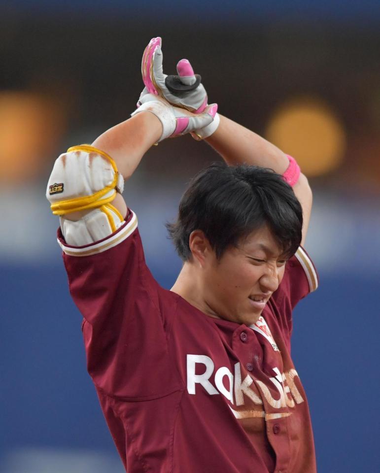 ３回、遊ゴロを放った小深田は一塁で苦しそうにする（撮影・神子素慎一）