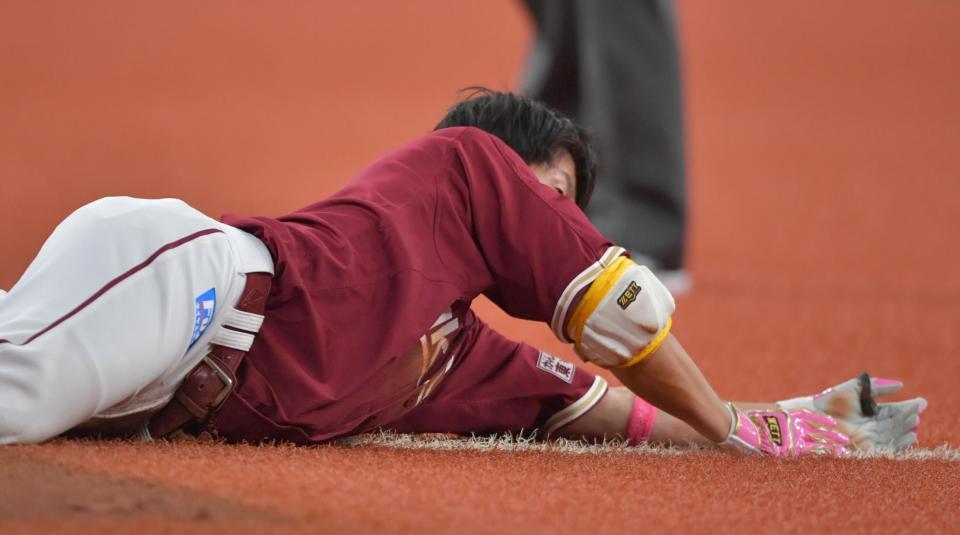 ３回、遊ゴロを放った小深田は一塁で苦しそうに横たわる（撮影・神子素慎一）
