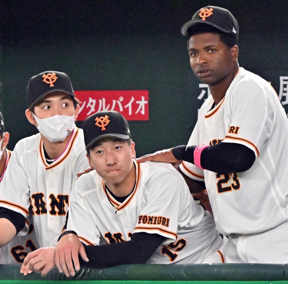 　９回、逆転を許した大勢（中央）はベンチに戻りポランコ（右）になぐさめられる＝東京ドーム