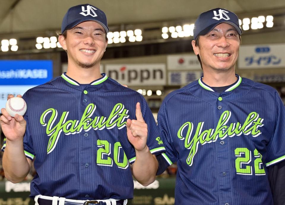 　プロ初勝利を挙げ、高津監督（右）に祝福されて満面の笑顔を見せる木沢