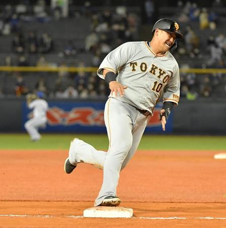 　７回、大城の二塁打で一気に三塁を回る一走・中田（撮影・伊藤笙子）