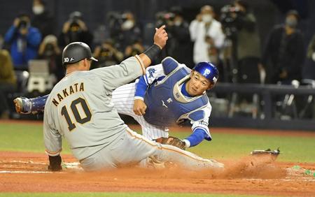 　７回、大城の二塁打で本塁を狙うもタッチアウトとなった一走・中田（撮影・伊藤笙子）