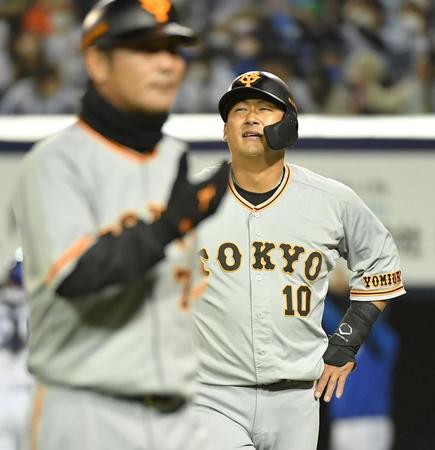 　７回、大城の二塁打で本塁を狙うも憤死となり、悔しがる中田（撮影・伊藤笙子）