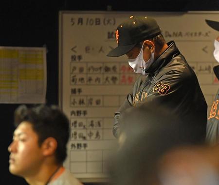 　７回、下を向く原監督（撮影・伊藤笙子）