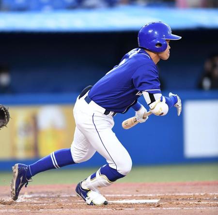 　２回、一塁線に犠打を決める根尾（撮影・開出牧）