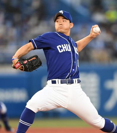 　力投する先発の小笠原（撮影・開出牧）