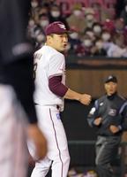 　７回、山口を三ゴロ併殺に打ち取り、拳を握る楽天・田中将