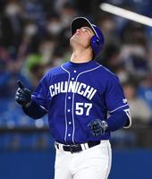 　４回、先制の右越えソロを放ち天を仰ぎながらホームへ向かうＡ・マルティネス（撮影・開出牧）