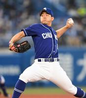 　力投する先発の小笠原（撮影・開出牧）